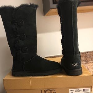 I am selling a pair of black women’s size 8 Ugg’s.